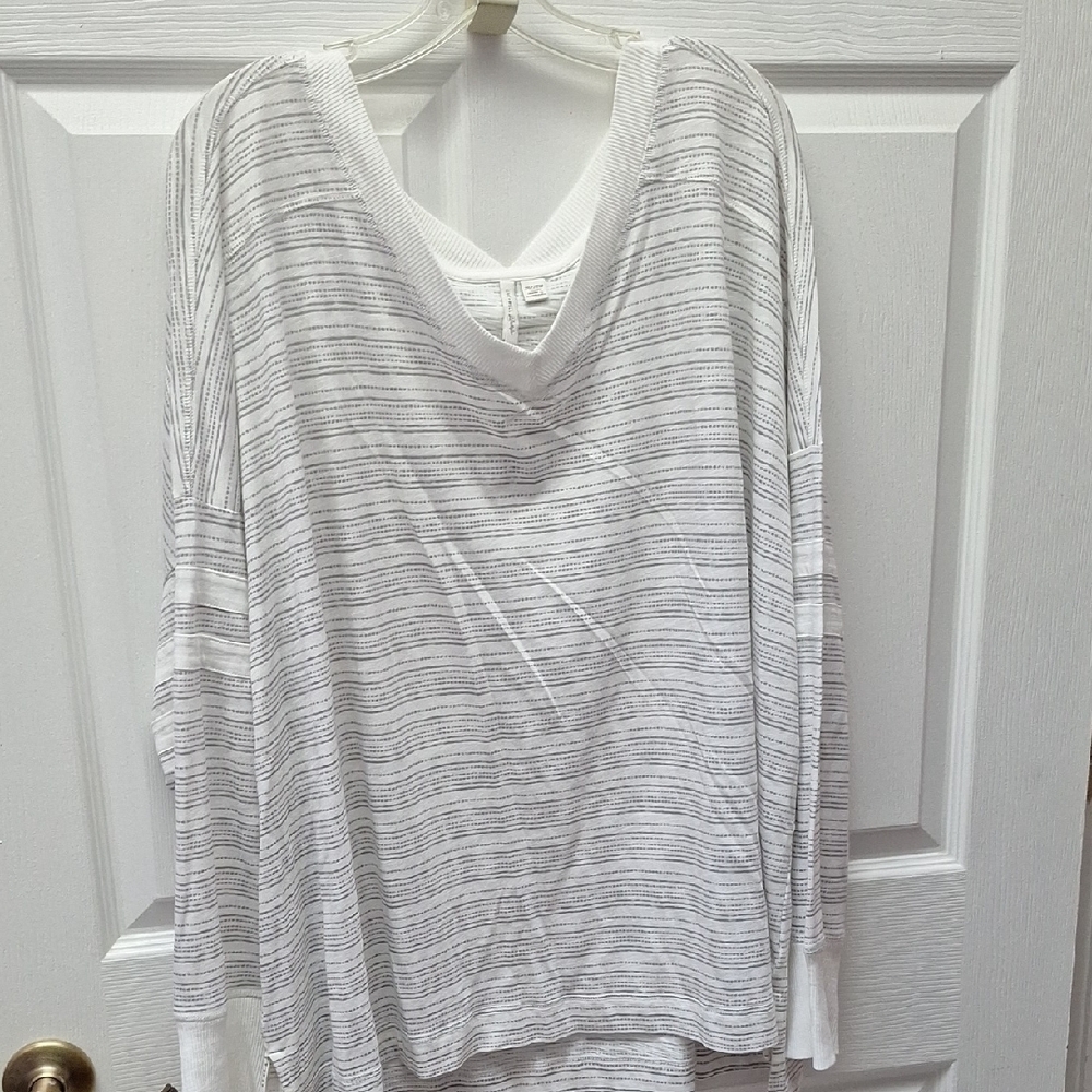 e Striped V-Neck Women's Top Size 26/28W